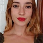 Profesora con capacidad para adaptarse a diferentes niveles y necesidades del alumnado